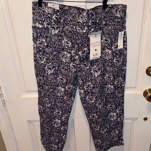 Gloria Vanderbilt Black and White Patterned Capri Pants